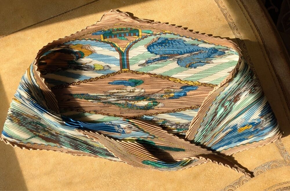 Authentic Silk Hermes Pleated Plisse CHOCS EN PLUMES Champage, Blue Green - Picture 4 of 12